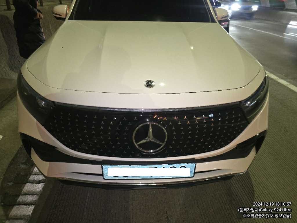2025 Mercedes-Benz EQB 300 4MATIC, photograph 1