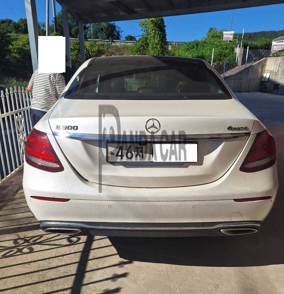 2017 Mercedes-Benz E300 4Matic, photograph 4