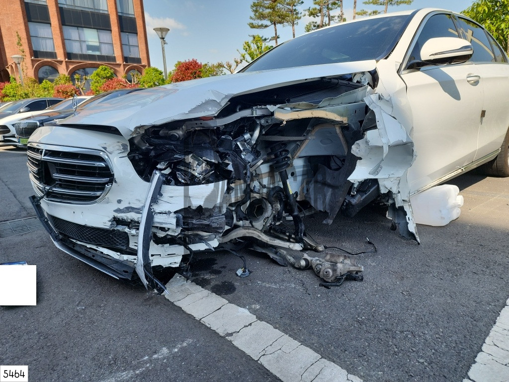 2023 Mercedes-Benz E350 4MATIC, photograph 2
