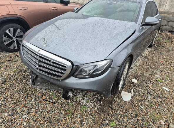 2017 Mercedes-Benz E300 4Matic, photograph 4