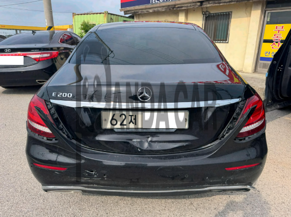 2017 Mercedes-Benz E200, photograph 1