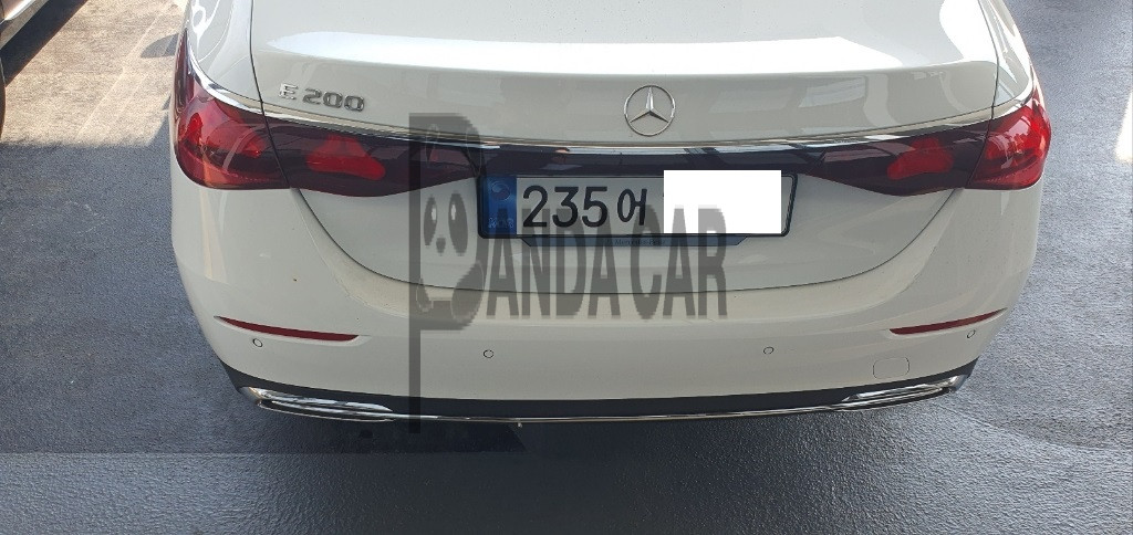 2025 Mercedes-Benz E 200, photograph 2