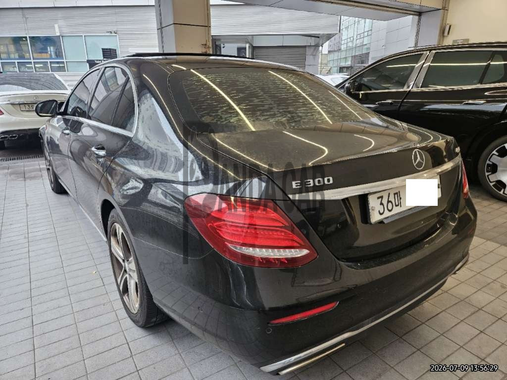 2017 Mercedes-Benz E300 4Matic, photograph 2