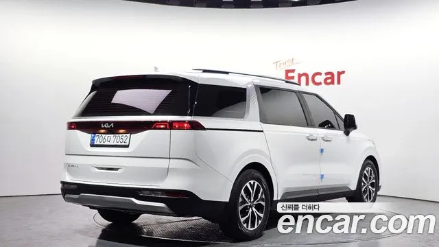 Kia Canival Diesel 11-Seater Prestige — photo 1 of 33