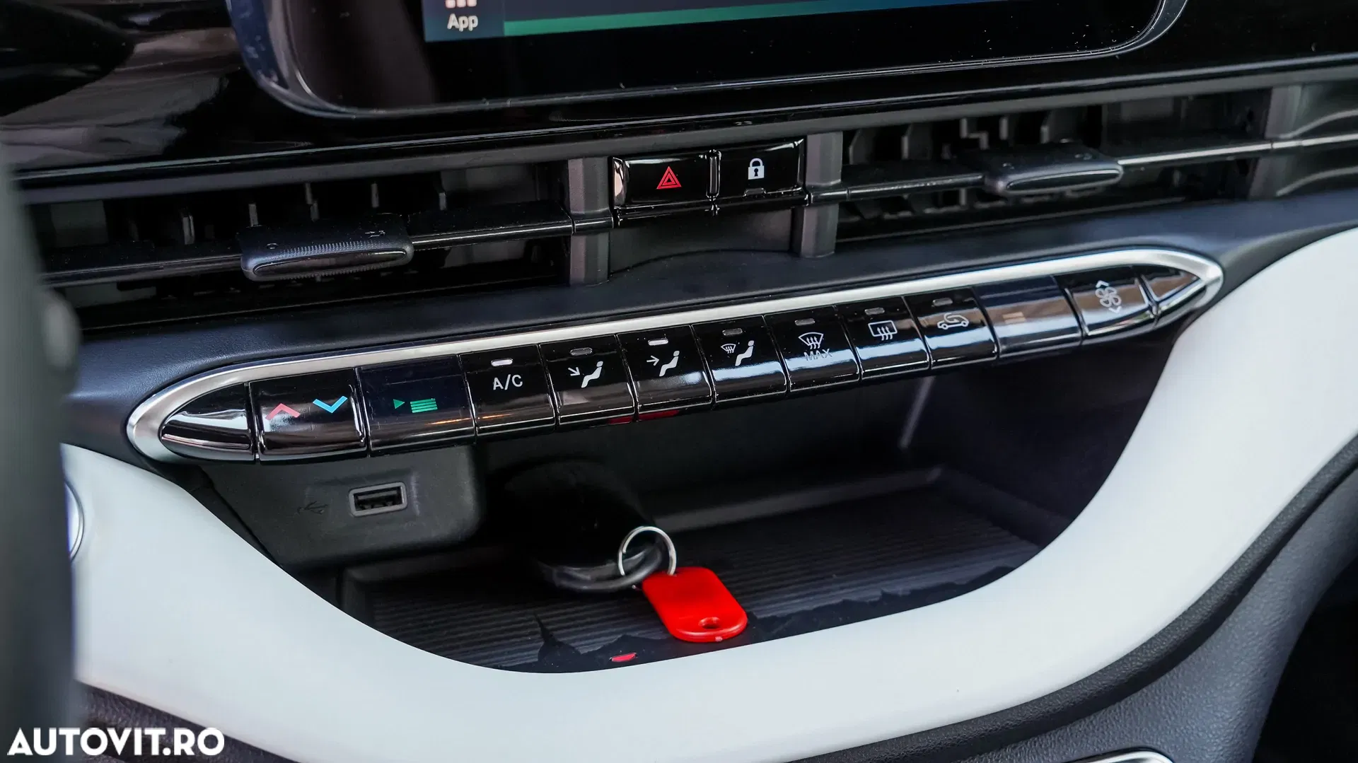 2021 Fiat 500E Action, photograph 12