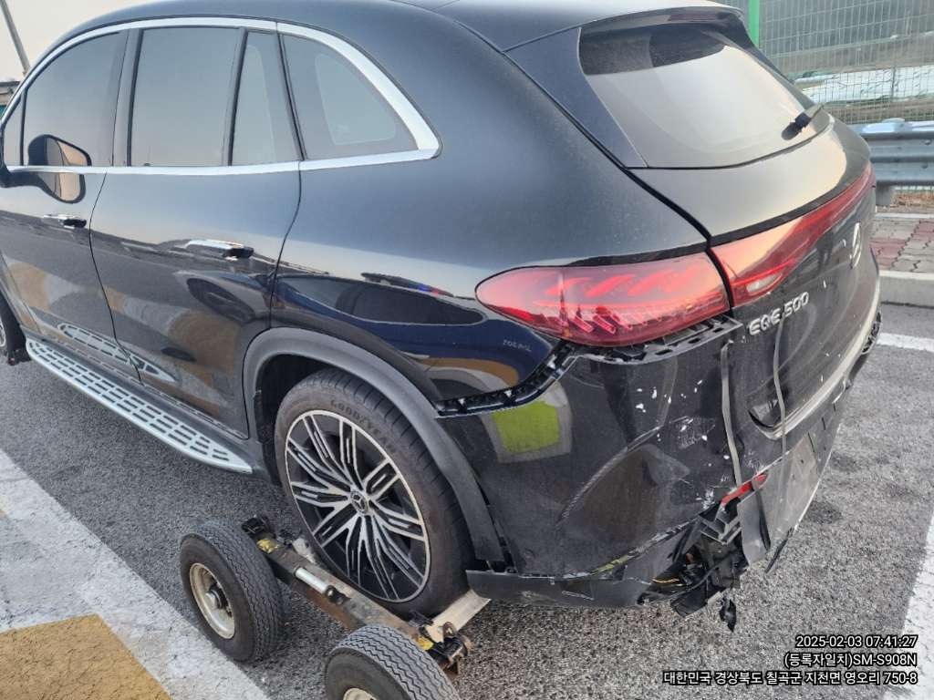 2023 Mercedes-Benz EQE500 4MATIC SUV, photograph 3
