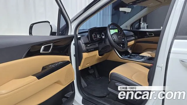 Kia Canival Diesel 9-Seater Prestige — photo 1 of 20