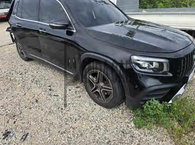 2023 Mercedes-Benz GLB250 4MATIC, photograph 2