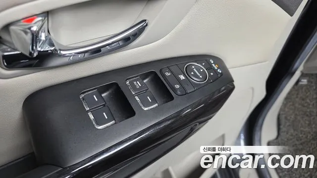 Kia Canival 7-seater Limousine — photo 1 of 20