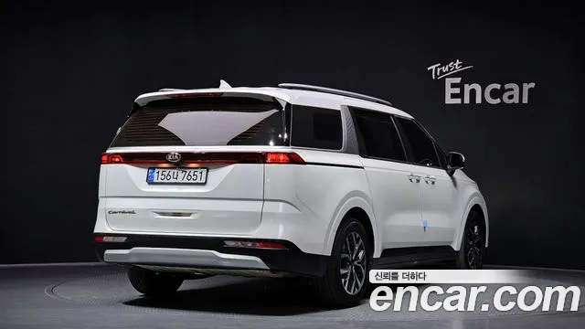 Kia Canival Diesel 9-Seater Prestige — photo 1 of 30