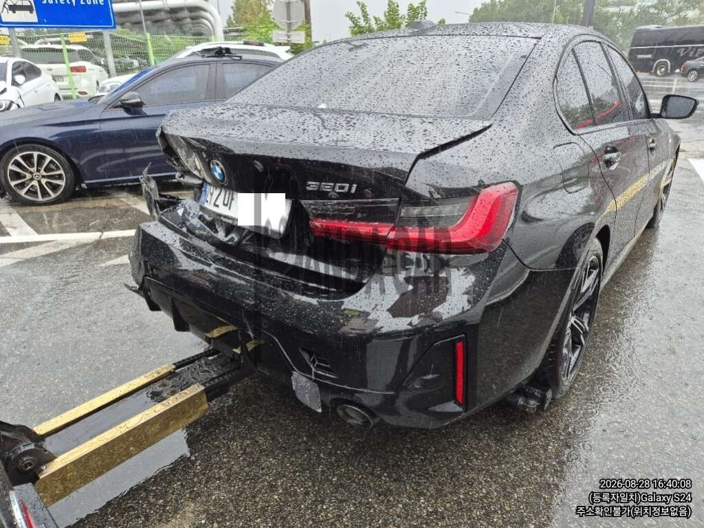 2025 BMW 320i, photograph 3