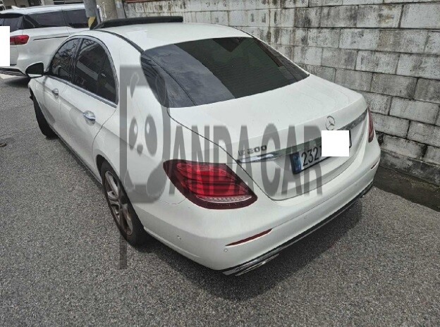 2017 Mercedes-Benz E200, photograph 2