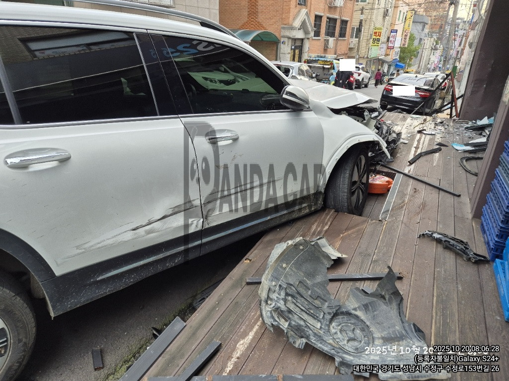 2024 Mercedes-Benz EQB300 4MATIC, photograph 4