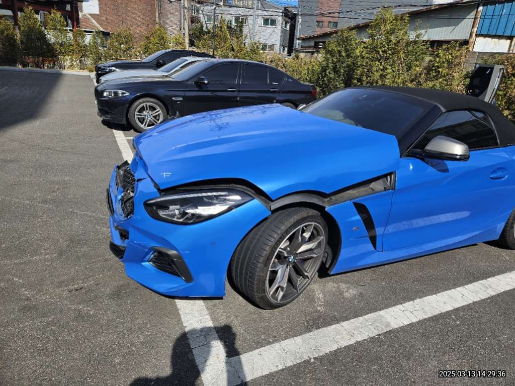 2022 BMW Z4 M40i, photograph 2