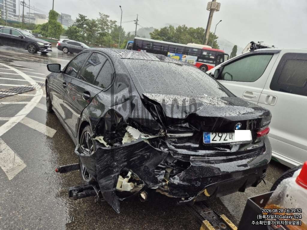 2025 BMW 320i, photograph 1