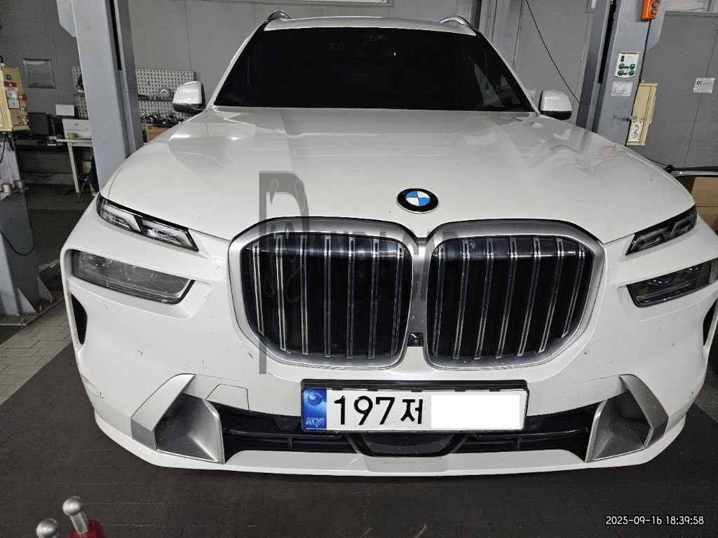 2023 BMW X7 xDrive40i, photograph 1
