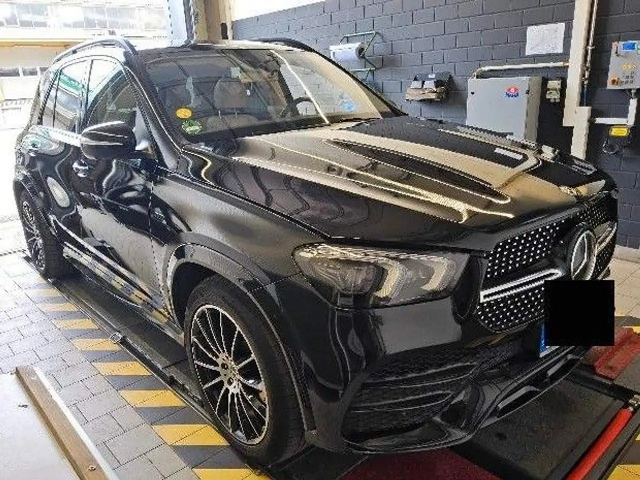 Mercedes-Benz GLE 350 de AMG Line/Pano/HuP/360° — photo 1 of 7