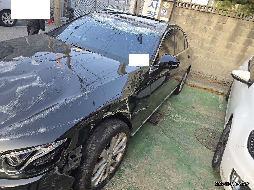 2019 Mercedes-Benz E300, photograph 3