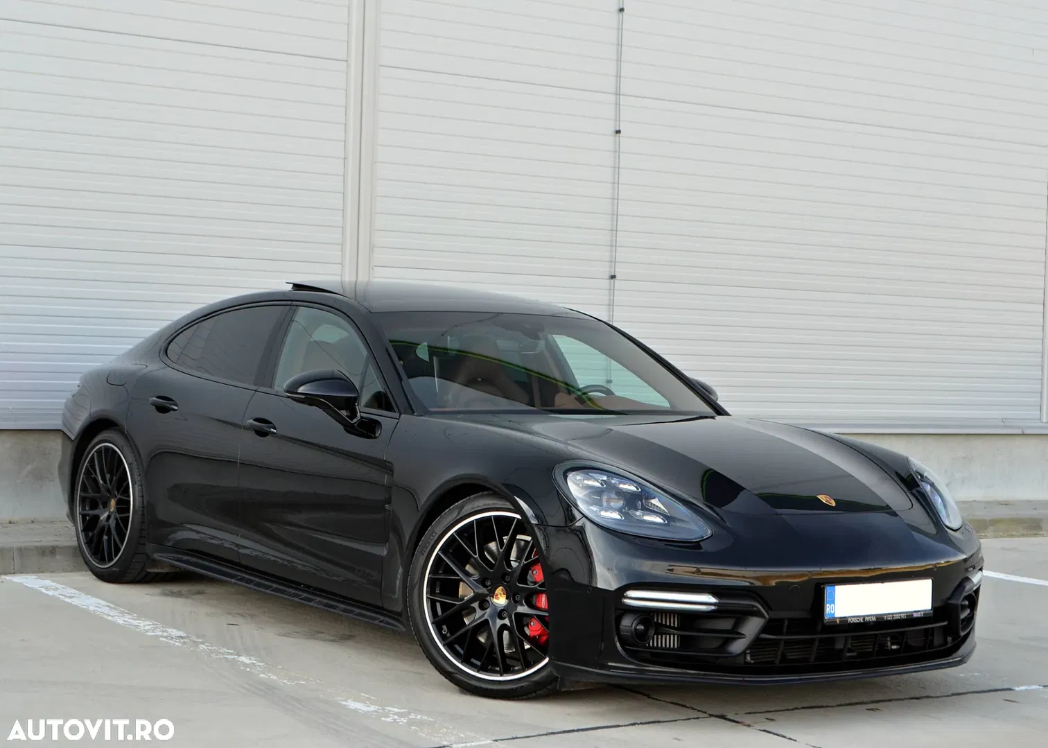 2019 Porsche Panamera GTS, photograph 3