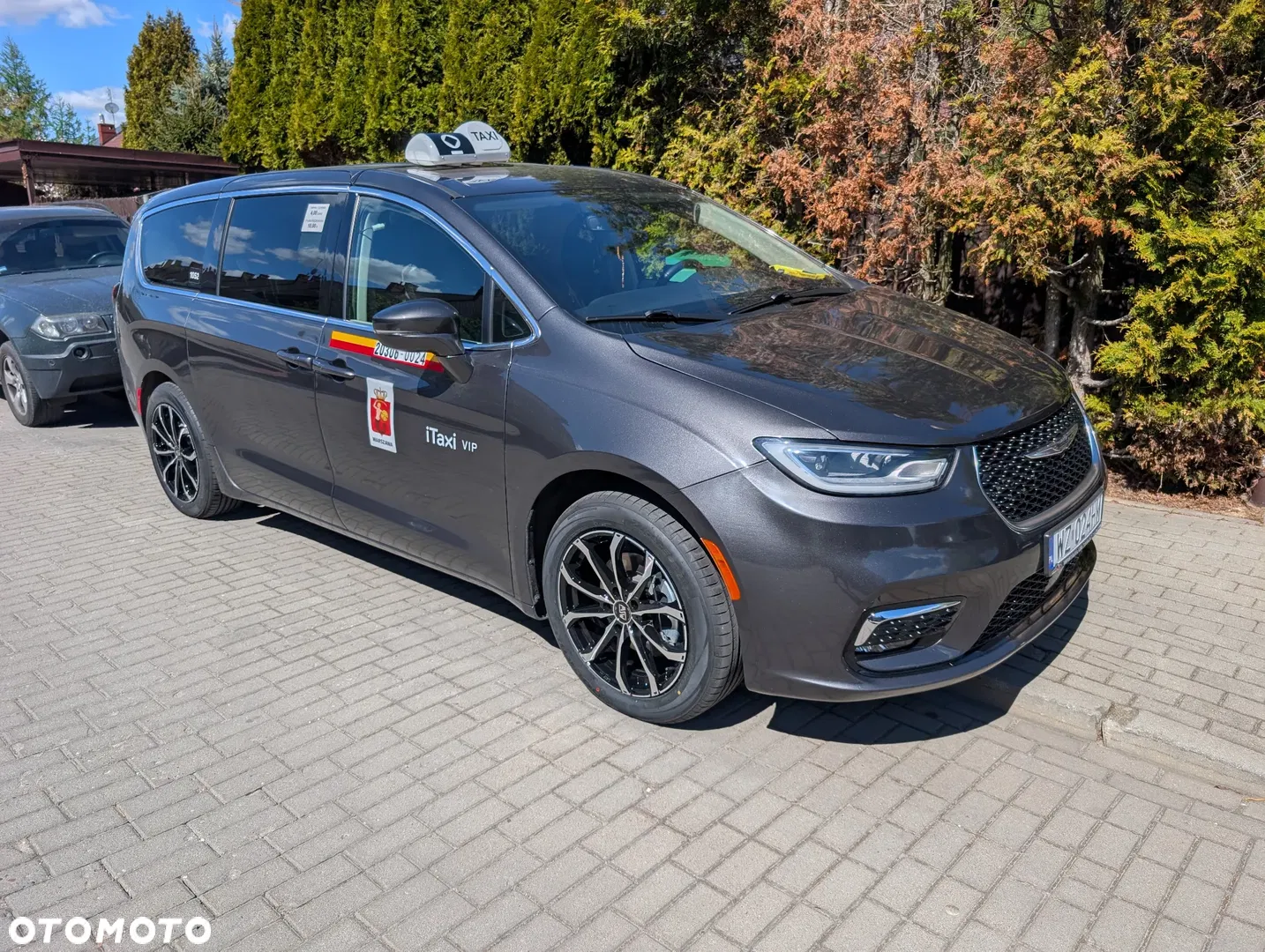 Chrysler Pacifica — photo 1 of 25
