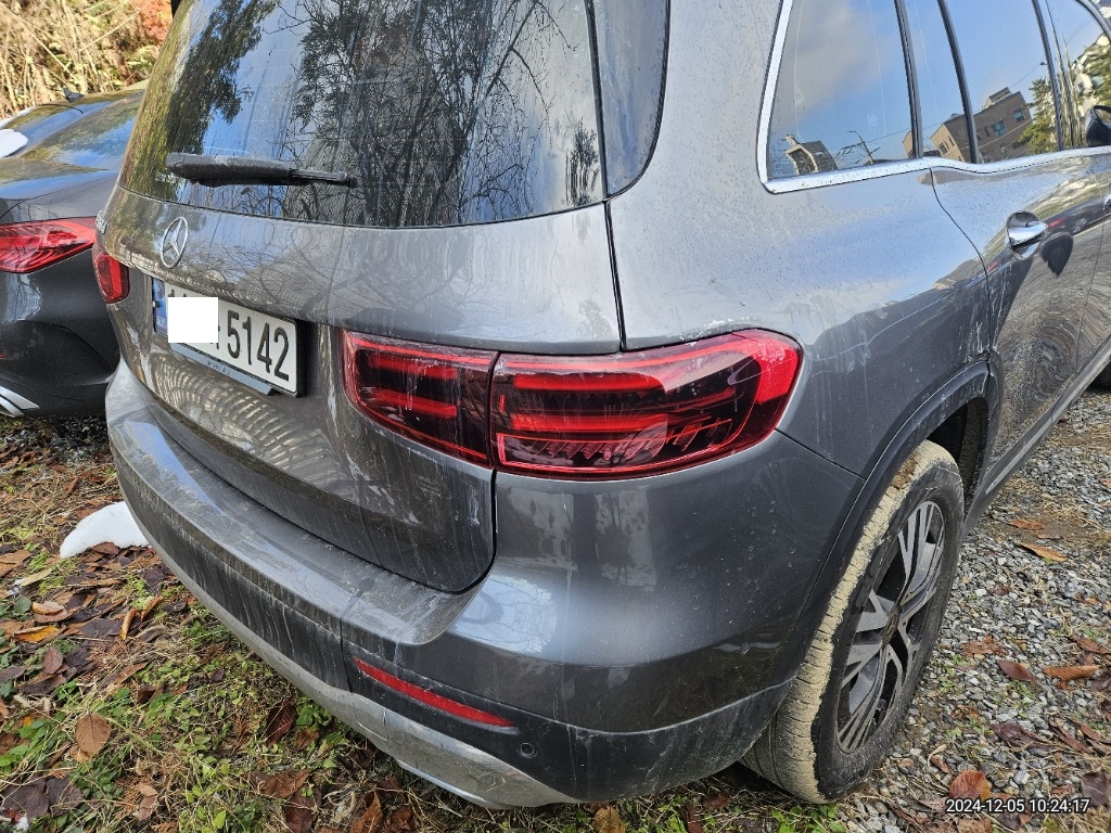 2024 Mercedes-Benz GLB200 d, photograph 2