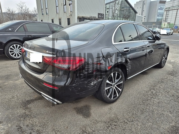 2021 Mercedes-Benz E300 e 4MATIC, photograph 4