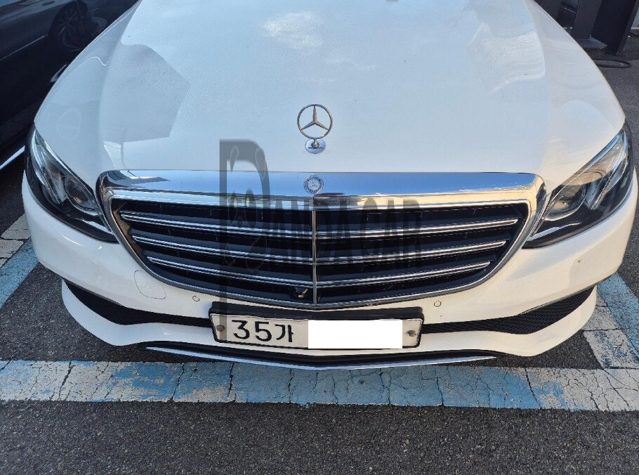 2017 Mercedes-Benz E300, photograph 1