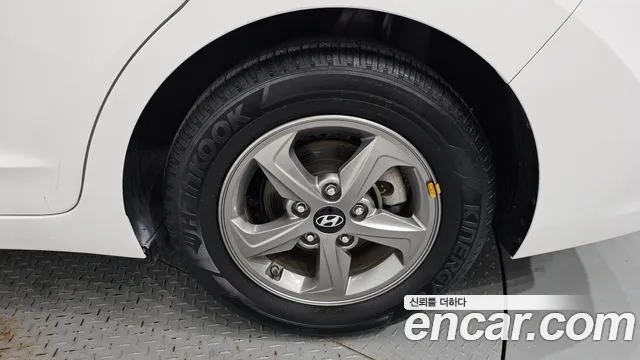 Hyundai AVANTE 1.6 GDI Smart — photo 1 of 33