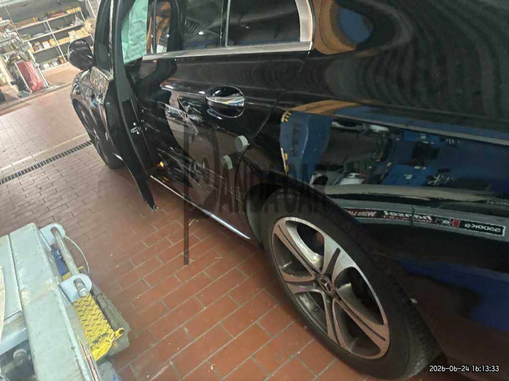 2019 Mercedes-Benz E300, photograph 2
