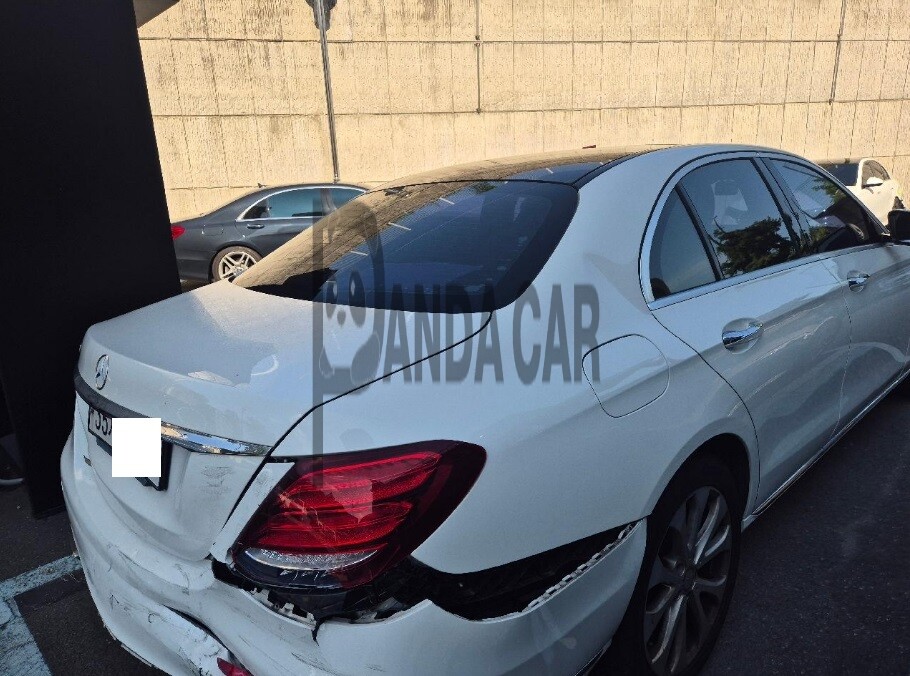 2017 Mercedes-Benz E300, photograph 2