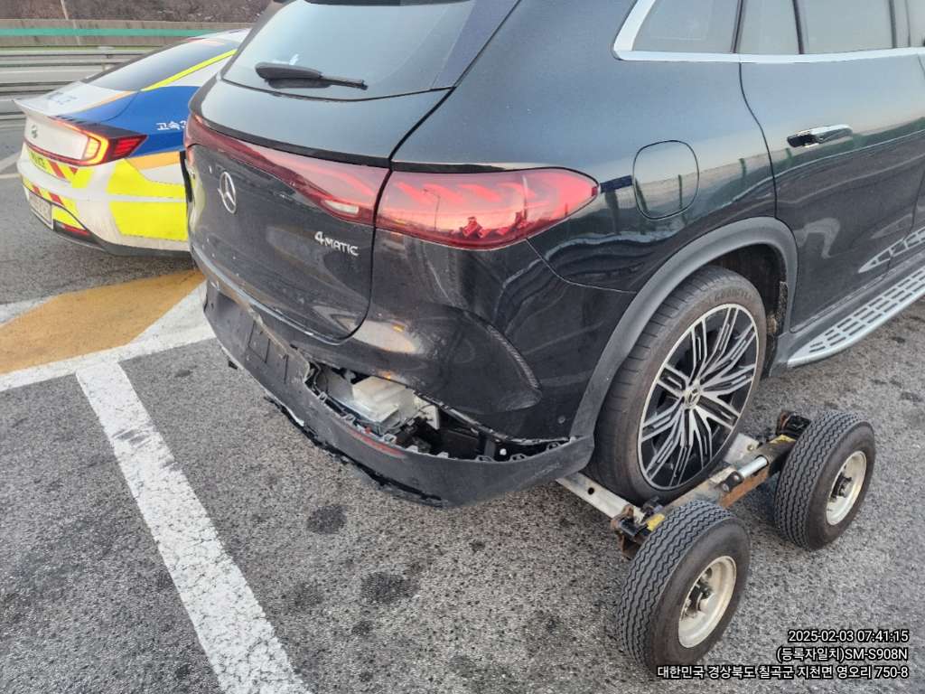 2023 Mercedes-Benz EQE500 4MATIC SUV, photograph 2