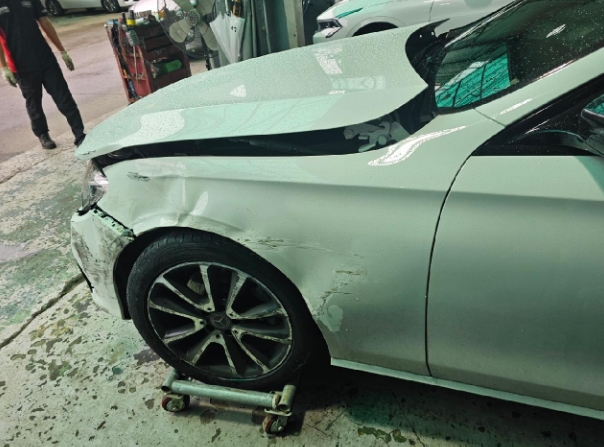 2020 Mercedes-Benz E 250, photograph 2