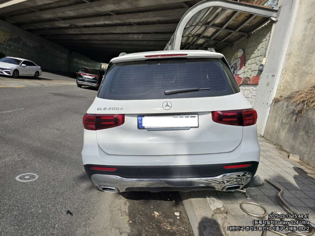 2024 Mercedes-Benz GLB200 d, photograph 2