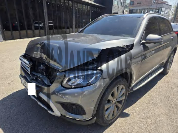 2019 Mercedes-Benz GLC350 e 4Matic, photograph 2