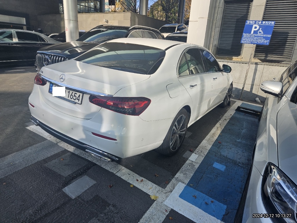 2021 Mercedes-Benz E250, photograph 2