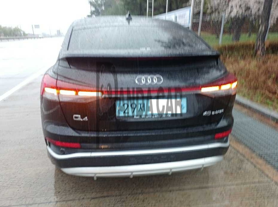 2022 Audi Q4 Sportback e-tron 40, photograph 1