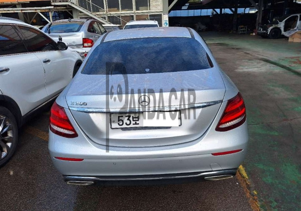 2017 Mercedes-Benz E200, photograph 1