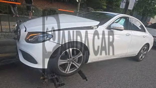 2019 Mercedes-Benz E300, photograph 1