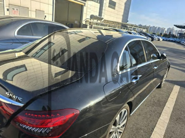 2021 Mercedes-Benz E450 4MATIC, photograph 2