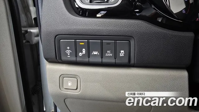 Kia Canival 7-seater Limousine — photo 1 of 20