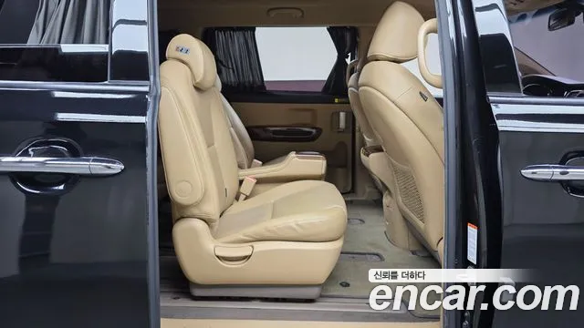 2015 Kia Canival 9-seater Hi-Limousine, photograph 2