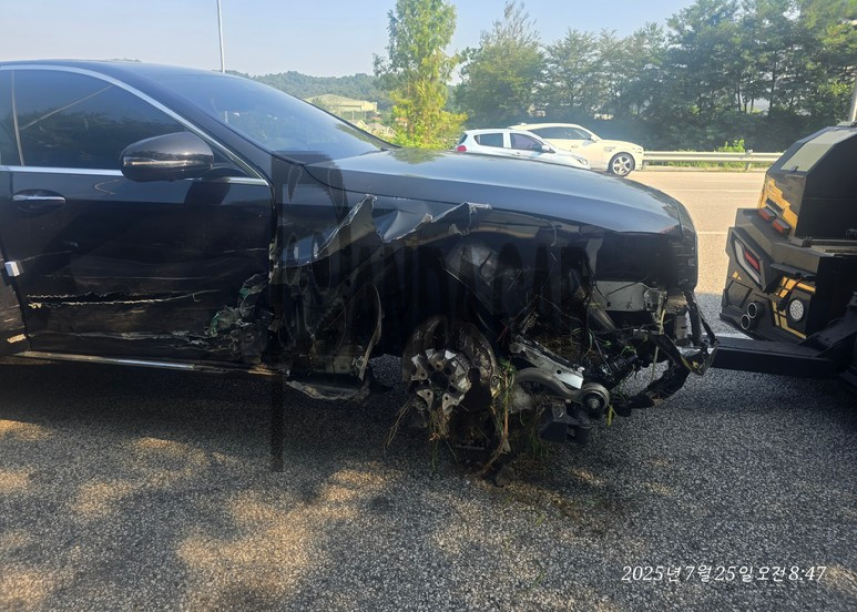 2019 Mercedes-Benz E300 4Matic, photograph 2