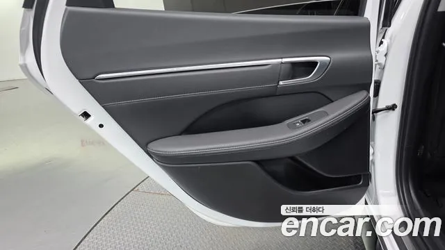 Hyundai Sonata 2.0 — photo 1 of 31