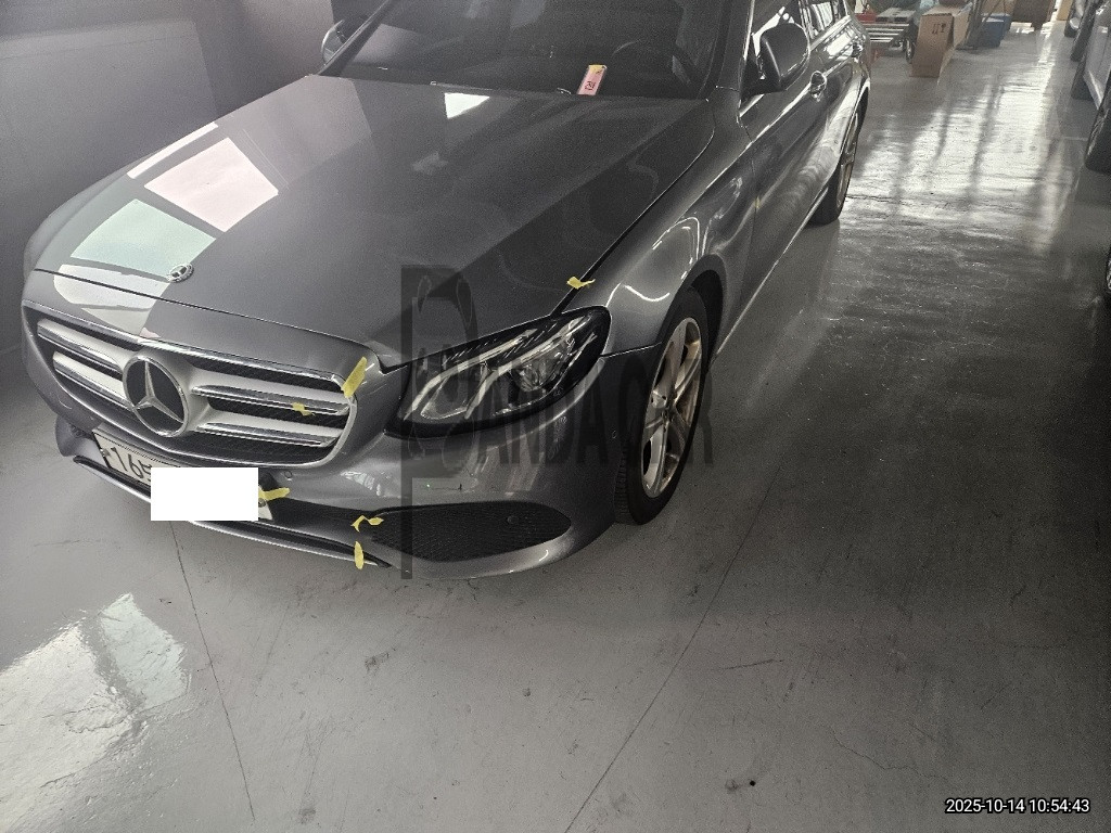 2017 Mercedes-Benz E200, photograph 2