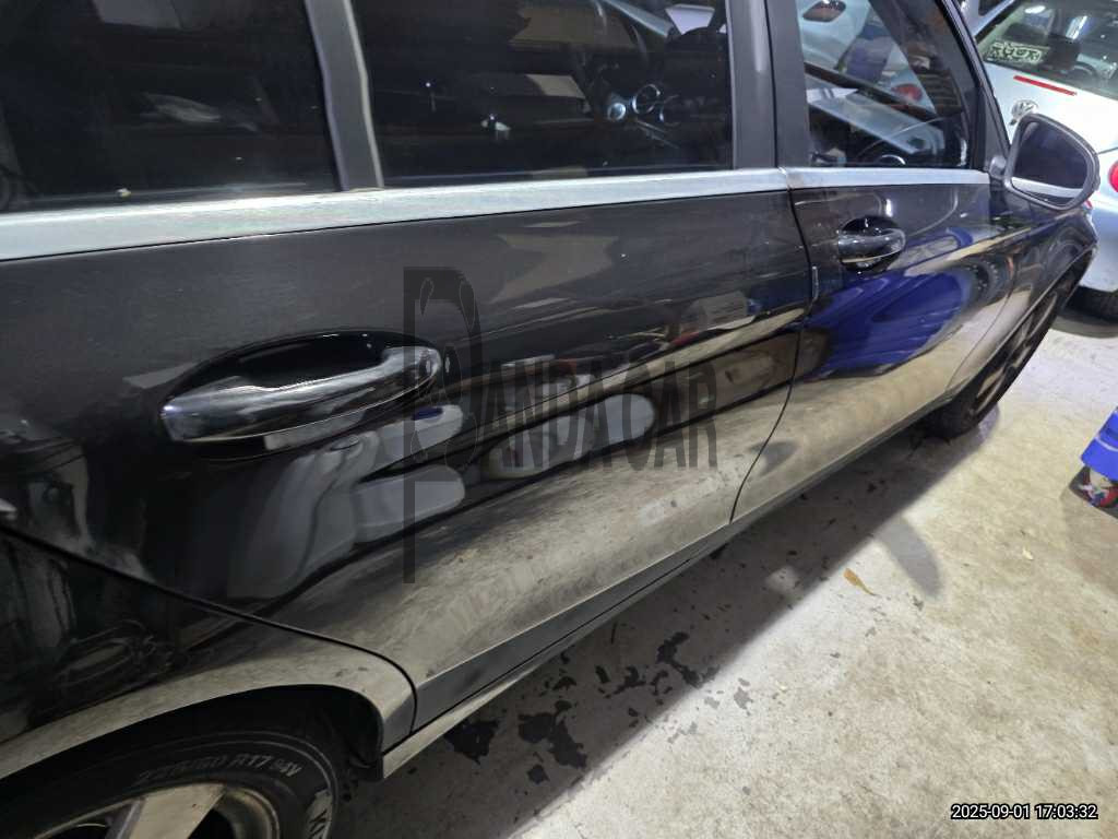 2017 Mercedes-Benz C200, photograph 2