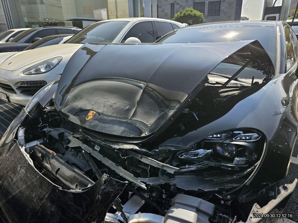 2023 Porsche Panamera 4 Executive, photograph 1