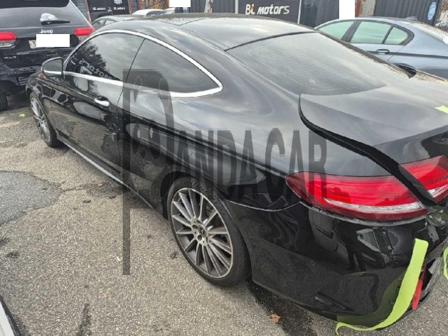 2017 Mercedes-Benz C200 Coupe, photograph 3