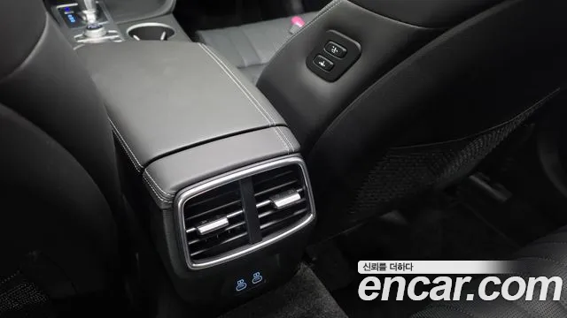 Genesis G70 Gasoline 2.5T 4WD — photo 1 of 37