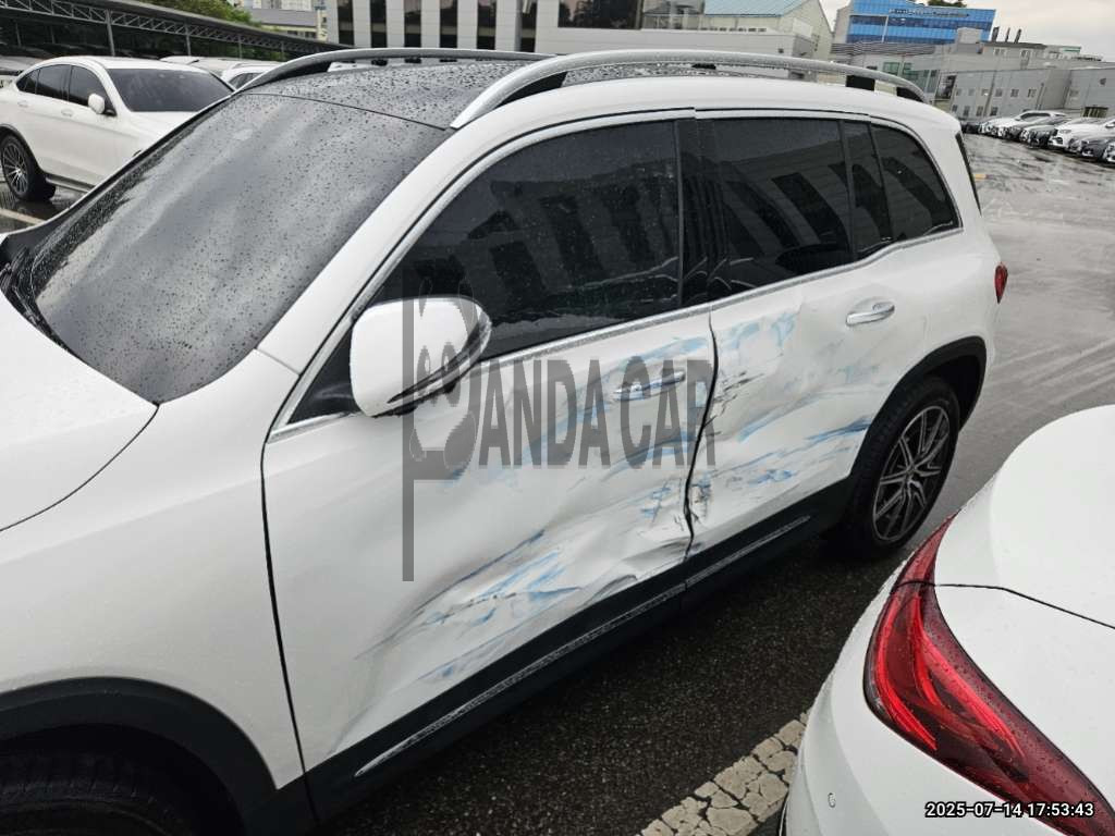 2025 Mercedes-Benz EQB 300 4MATIC, photograph 5