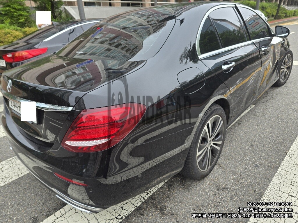 2020 Mercedes-Benz E 300, photograph 5